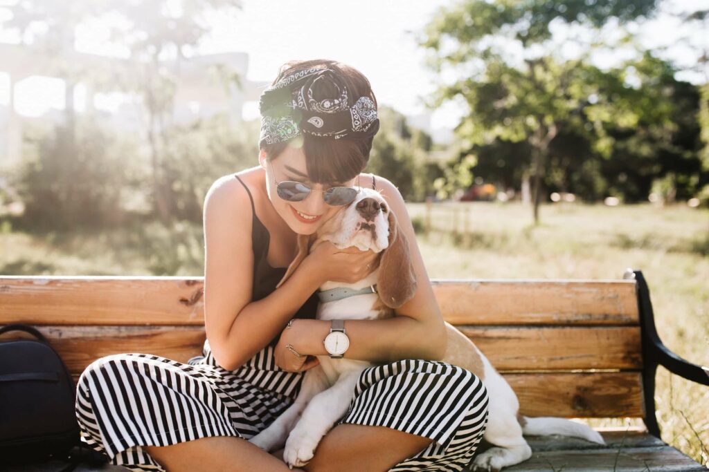 chica abraza a perro beagle en verano